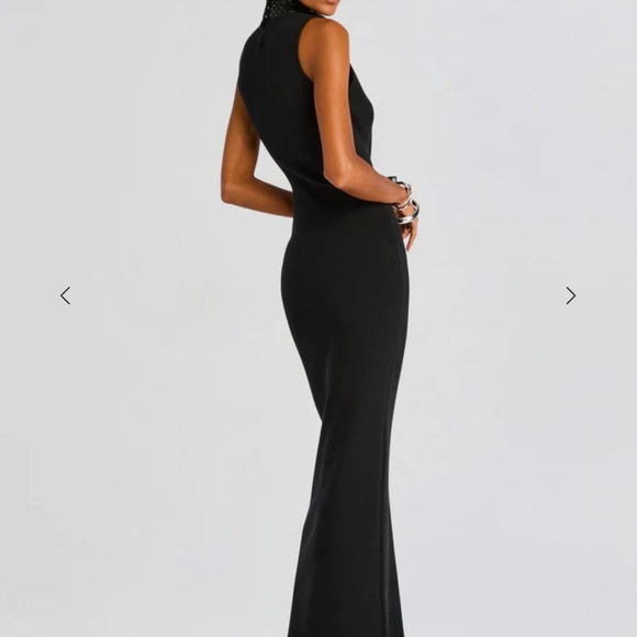 Elegant Black Sleeveless Dress - Picture 2 of 7